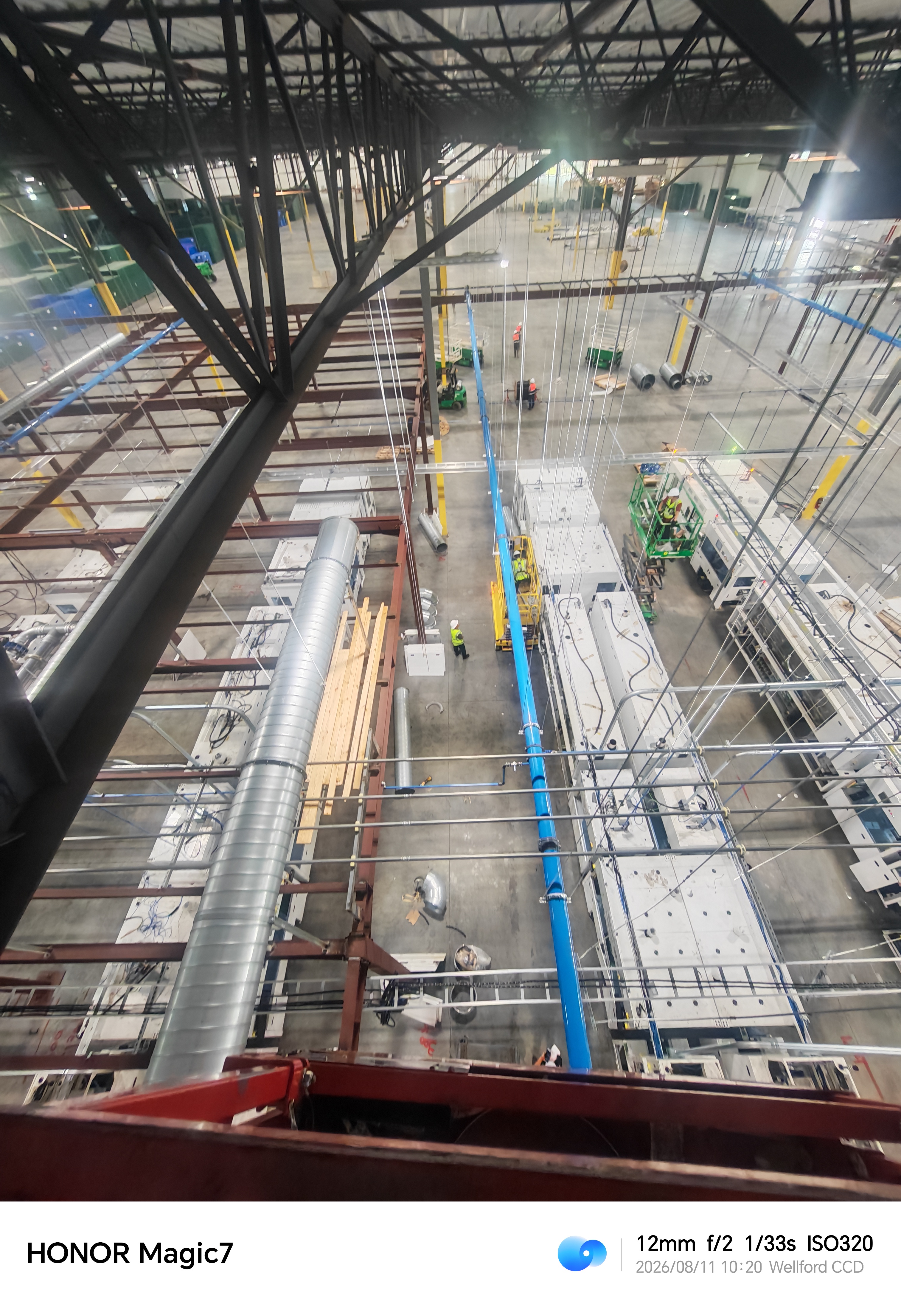 Vista elevada de los trabajos de instalación en la planta de baterías de Carolina del Sur